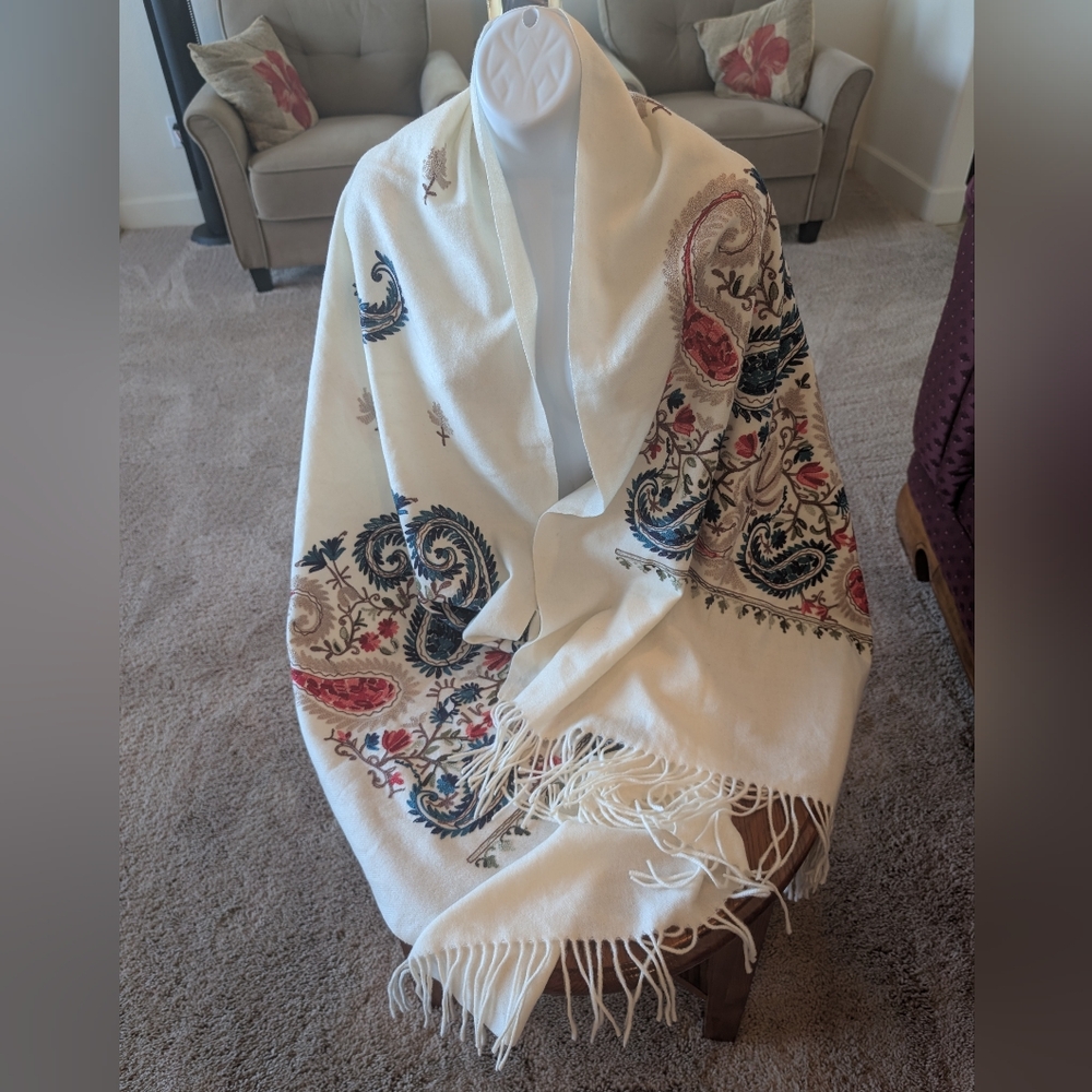 Cashmere Ivory Floral Patterned Shawl - Picture 2 of 8